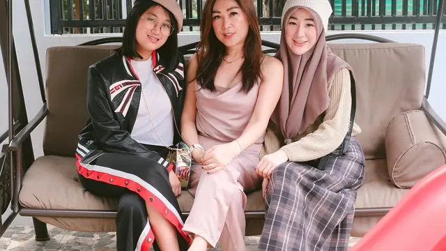 Berbeda Keyakinan, Ini 6 Potret Kebersamaan Larissa Chou dan Ibunda