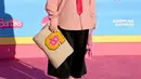 Bintang Hotline Bling itu mengenakan sepatu kets putih dengan tali longgar, kaus kaki yang serasi.  (AFP/Michael Trans)