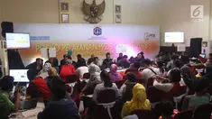 Orang tua murid tingkat SMA/SMK mengantre di Posko Pelayanan Peneriman Peserta Didik Baru (PPDB) Online tahun ajaran 2018 di SMKN 1 Budi Utomo, Jakarta, Kamis (28/6). Pendaftaran PPDB online tingkat SMA/SMK berakhir hari ini. (Liputan6.com/Arya Manggala)