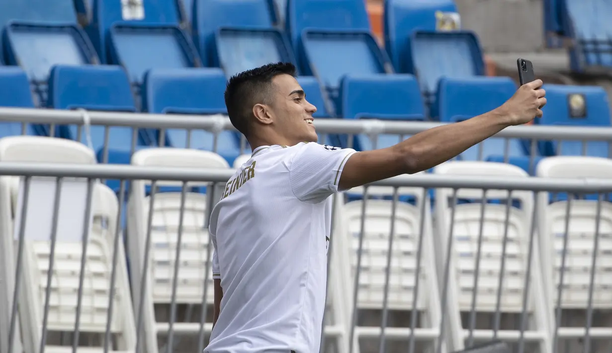 Gelandang baru Real Madrid, Reinier Jesus berselfie saat presentasi dirinya di stadion Santiago Bernabeu di Madrid, Spanyol, Selasa, (18/2/2020). Reinier akan terikat kontrak bersama Madrid hingga Juni 2026 mendatang. (AP Photo/Paul White)