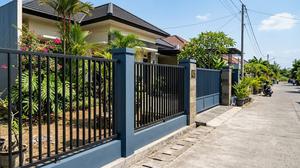 7 Tips Memilih Cat Pagar Luar Rumah yang Tahan Cuaca Panas dan Debu