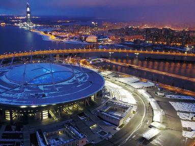 Stadion Saint Petersburg terletak di bagian barat Pulau Krestovsky, Saint Petersburg, Rusia dan dikelilingi oleh tiga sisi Laut Baltik. Kota Saint Petersburg sendiri merupakan salah satu kota terindah di Eropa dan juga tempat kelahiran Presiden Rusia Vladimir Putin. (AFP/Ruslan Shamuko)