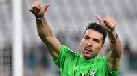 Kegembiraan Gianluigi Buffon usai pertandingan melawan AS Monaco di leg kedua semifinal Liga Champions di Turin, Italia, (10/5). Juventus melangkah ke final setelah menang dengan aggregat 4-1. (AFP Photo/Alberto Pizzoli)