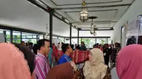 Permaisuri Raja Malaysia, Permaisuri Agung Tunku Azizah Aminah Mainunah Iskandariah melihat-lihat kain tradisional di Wastra Expo Simposium Kain Tradisional ASEAN 2019 di Royal Ambarrukmo, Yogyakarta, 5 November 2019. (dok. Vox Populi Publicists)