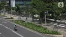 Pengendara sepeda motor melintas di jalanan Ibu Kota Jakarta, Selasa (24/12/2019). Libur Natal dan Tahun Baru membuat kondisi lalu lintas di Jakarta lengang. (Liputan6.com/Angga Yuniar)