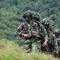 Sejumlah prajurit TNI dari batalyon infantri Raider 112 berjalan membawa berbagai senjata selama latihan menembak di Mata Ie, Aceh Besar, Aceh, Selasa (11/6/2019). Latihan menembak ini untuk memelihara dan meningkatkan kemampuan prajurit Raider.  (AFP Photo/Chaideer Mahyuddin)