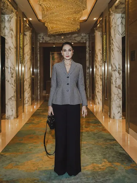 Pesona lady boss, Luna Maya mengenakan atasan formal berkerah dan celana panjang hitam. [Foto: Instagram/lunamaya]