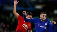 Pemain Chelsea, Mateo Kovacic berebut bola dengan pemain Manchester United, Ander Herrera pada laga putaran kelima Piala FA di Stamford Bridge, Senin (18/2). Manchester United lolos ke perempat final usai mengalahkan Chelsea 2-0. (Adrian DENNIS/AFP)