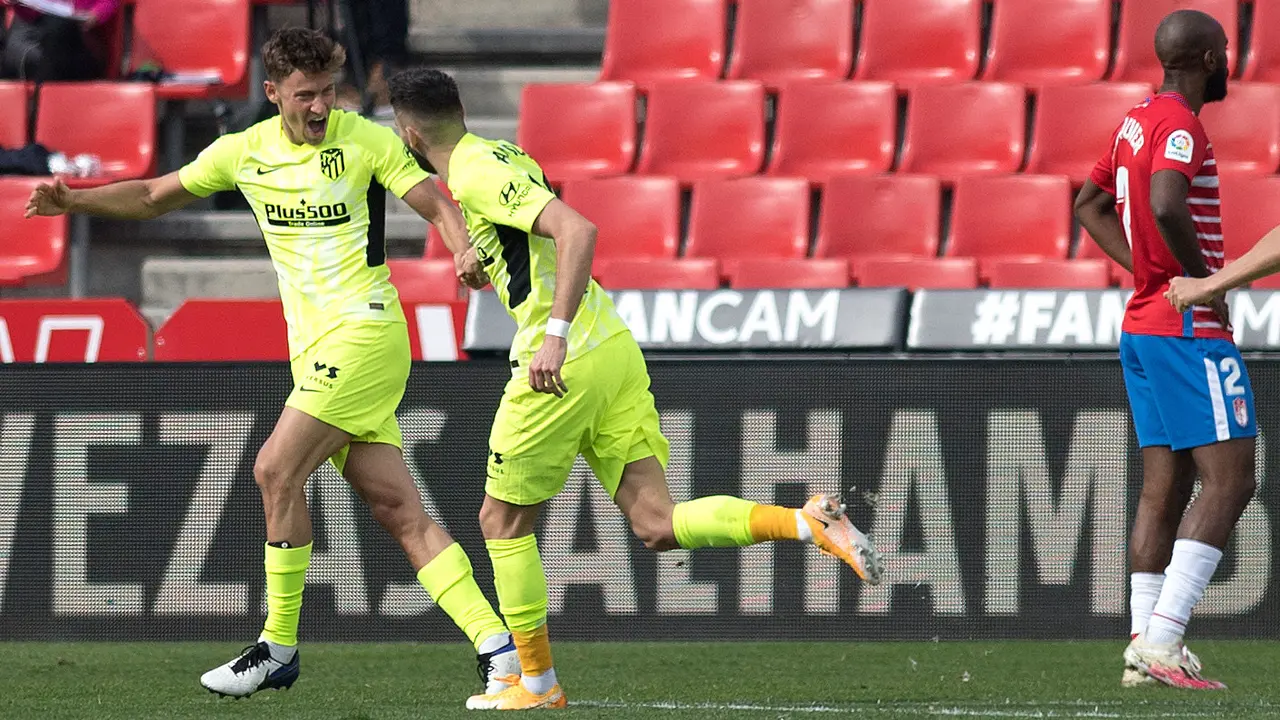 Selebrasi gelandang Real Madrid, Marcos Llorente, setelah mencetak gol ke gawang Granada pada lanjutan Liga Spanyol di Estadio Nuevo Los Carmenes, Sabtu (13/2/2021).