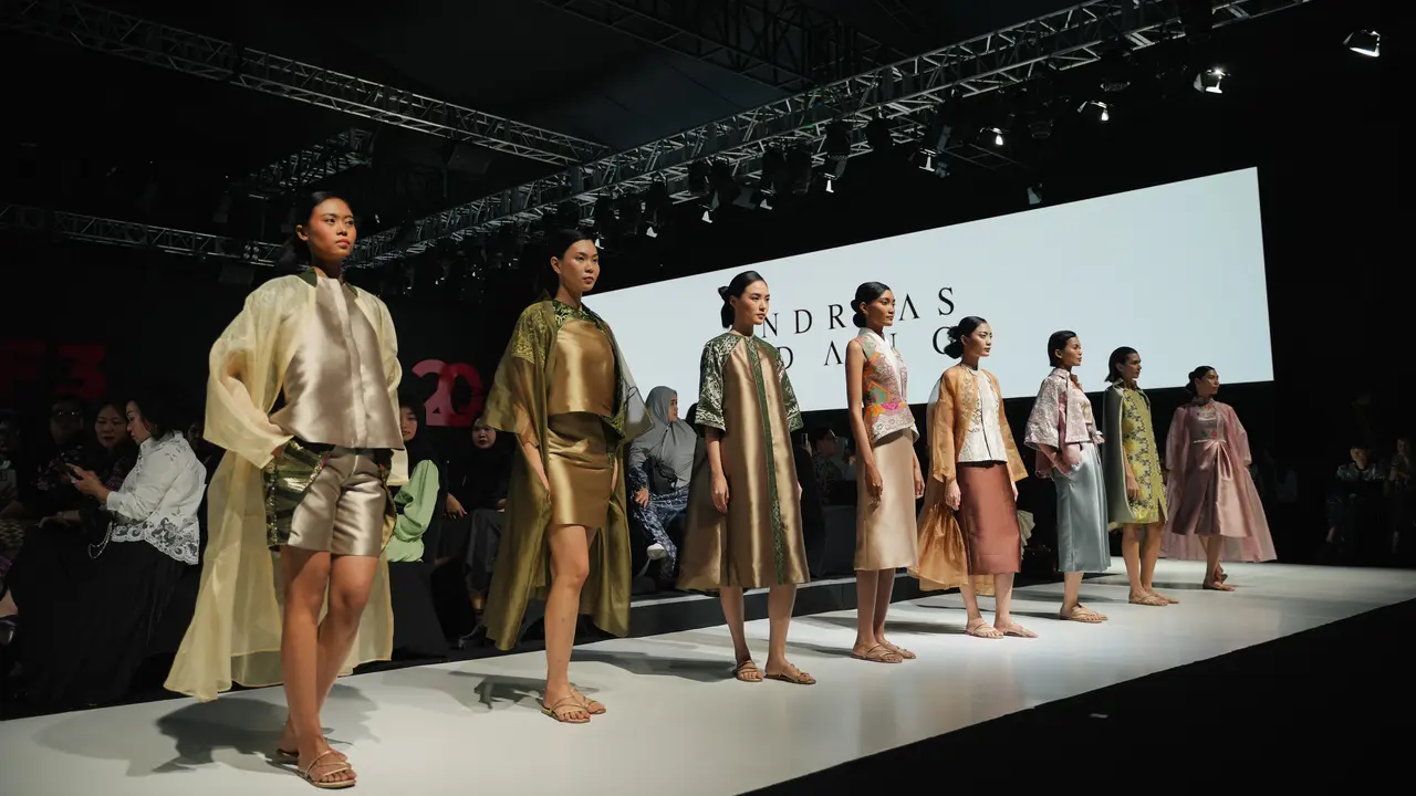 Jalinan Lungsi Pakan, Tafsiran Ragam Tenun dalam Berbagai Siluet dari Hian Tjen hingga Andreas Odang di JF3 Fashion Festival 2024