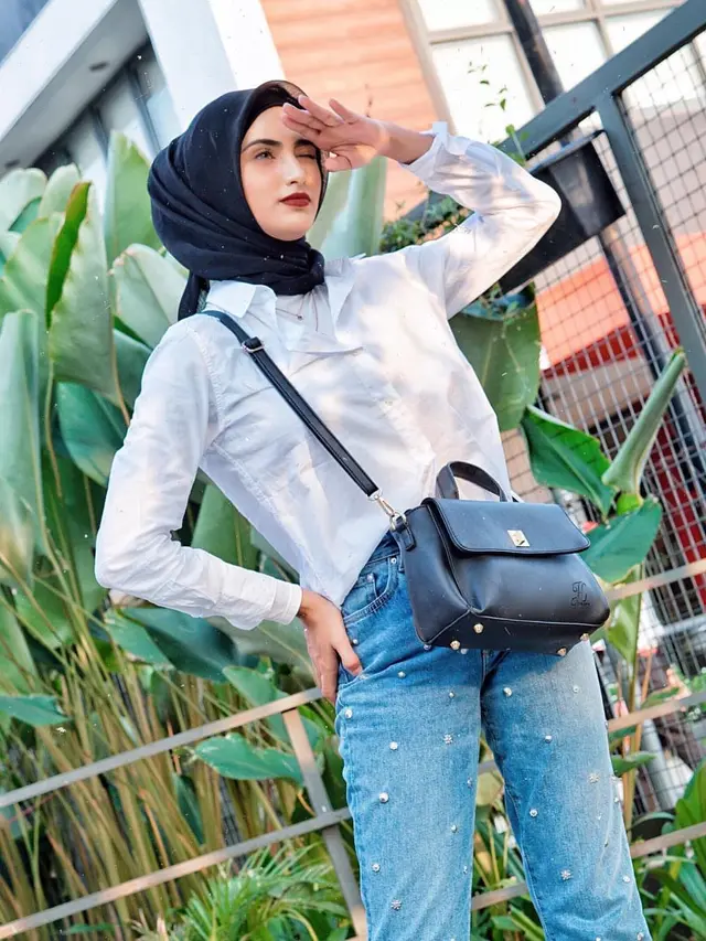 Styiling dengan kerudung hitam ala Miraagile