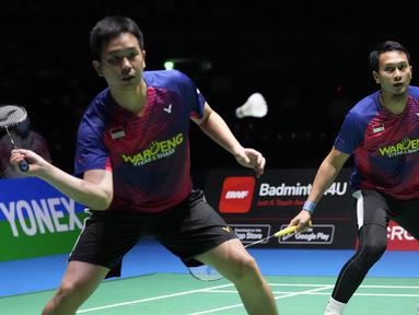 Ganda putra senior Indonesia, Mohammad Ahsan/Hendra Setiawan alias The Daddies gagal meraih gelar juara dunia keempatnya usai dikalahkan pasangan Malaysia, Aaron Chia/Soh Wooi Yik dalam laga final Kejuaraan Dunia Bulu Tangkis 2022 nomor ganda putra yang digelar di Tokyo Metropolitan Gymnasium, Jepang, Minggu (28/8/2022) siang WIB. (AP/Shuji Kajiyama)