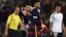 Bintang Barcelona, Lionel Messi, tampak sedih usai takluk dari Valencia pada laga La Liga Spanyol di Stadion Camp Nou, Barcelona, Minggu (17/4/2016). Barca takluk 1-2 dari Valencia. (AFP/Lluis Gene)
