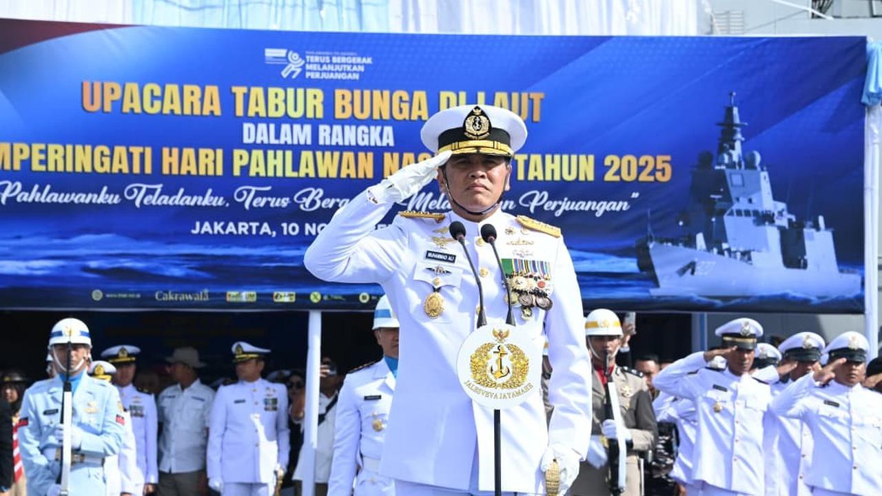 FOTO: Kasal Pimpin Upacara Hari Pahlawan di Atas KRI Brawijaya-320