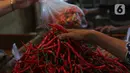 Warga memilah cabai merah yang akan dibelinya di Pasar Senen, Jakarta, Selasa (14/1/2020). Pada musim penghujan tahun ini harga berbagai macam cabai di pasar tersebut  meroket dari hanya Rp20 ribu per kilogram naik hampir mencapai Rp80 ribu. (Liputan6.com/Angga Yuniar)
