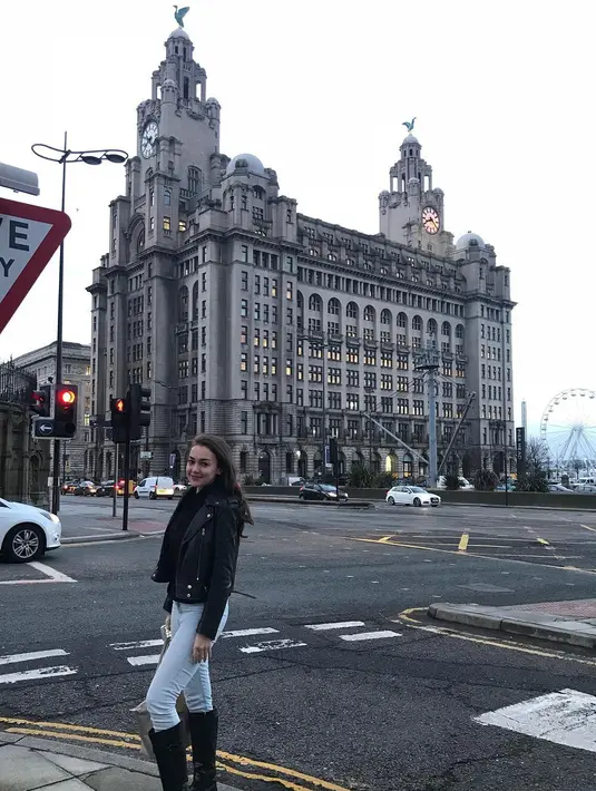 Meskipun sederhana, namun gaya berpakaian Rianti tetap menarik. Kali ini ia memakai denim pants yang dipadukan dengan leather pants dan sepatu bootsnya. (Instagram/riantic)