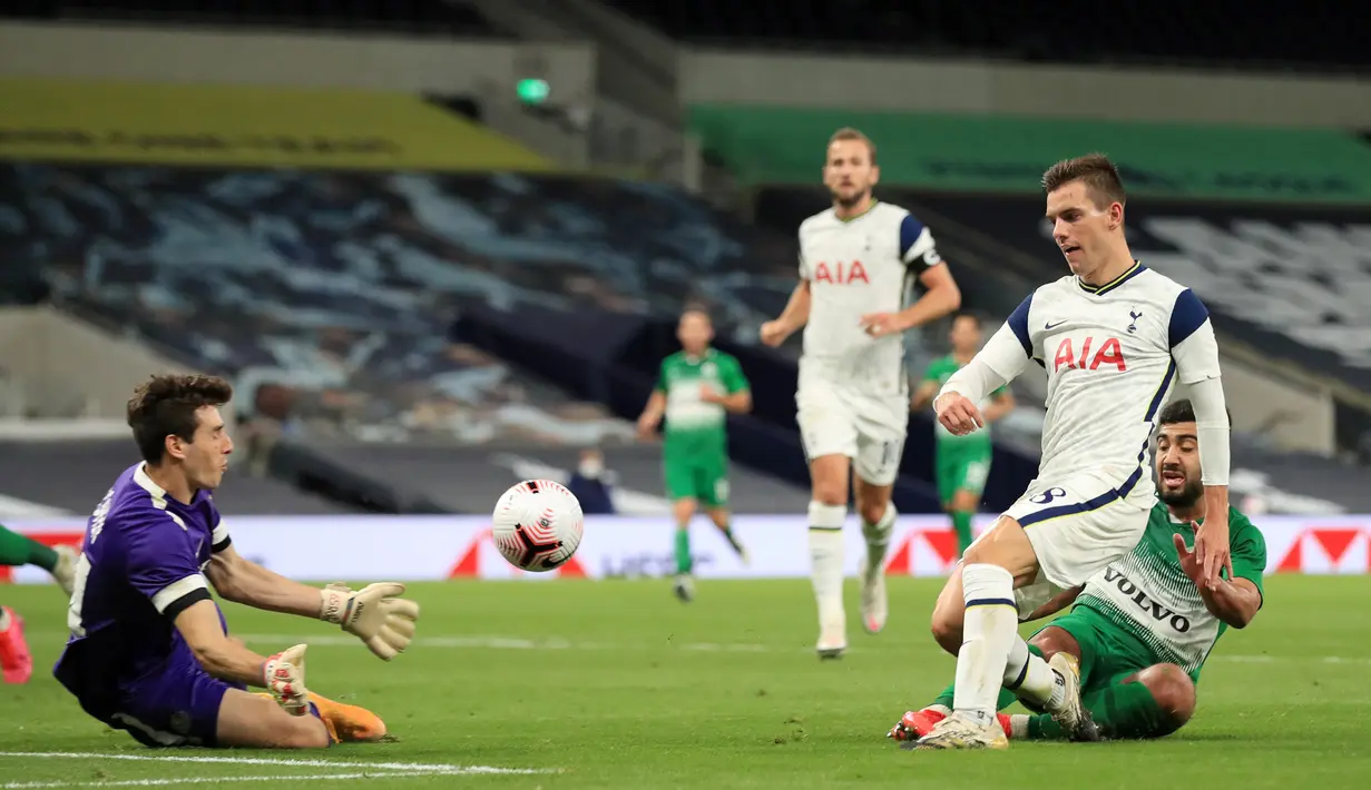 Gelandang Tottenham, Giovani Lo Celso, berusaha mencetak gol ke gawang Maccabi Haifa pada laga play-off Liga Europa 2020/2021 di Tottenham Hotspur Stadium, Jumat (2/10/2020) dini hari WIB. Tottenham menang 7-2 atas Maccabi Haifa. (AFP/Adam Davy/pool)