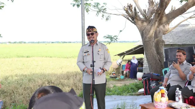 Menteri Pertanian (Mentan) Syahrul Yasin Limpo panen raya perdana padi awal 2023 di Kabupaten Karawang, Jawa Barat. Daerah ini merupakan salah satu lumbung produksi beras nasional. (Dok Kementan)