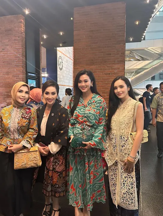 Acara yang digelar oleh Yayasan Batik Jawa Barat (YBJB), didukung oleh Bakti Budaya Djarum Foundation, Kementerian Pendidikan dan Kebudayaan, Komisi X DPR RI, itu turut dihadiri oleh sejumlah ibu pejabat. Dua di antaranya adalah artis lintas generasi Annisa Pohan dan Beby Tsabina. [@bebytsabina].
