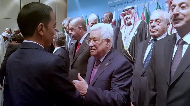 Presiden Joko Widodo saat berbincang dengan Presiden Palestina Mahmoud Abbas di KTT Luar Biasa OKI di Istanbul, Turki. (Liputan6/Kementerian Luar Negeri RI)
