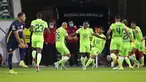 Pemain Wolfsburg Ridle Baku (tengah) melakukan selebrasi usai mencetak gol ke gawang Salzburg pada pertandingan Grup G Liga Champions di Stadion Volkswagen Arena, Wolfsburg, Jerman, 2 November 2021. Wolfsburg menang 2-1. (AP Photo/Michael Sohn)