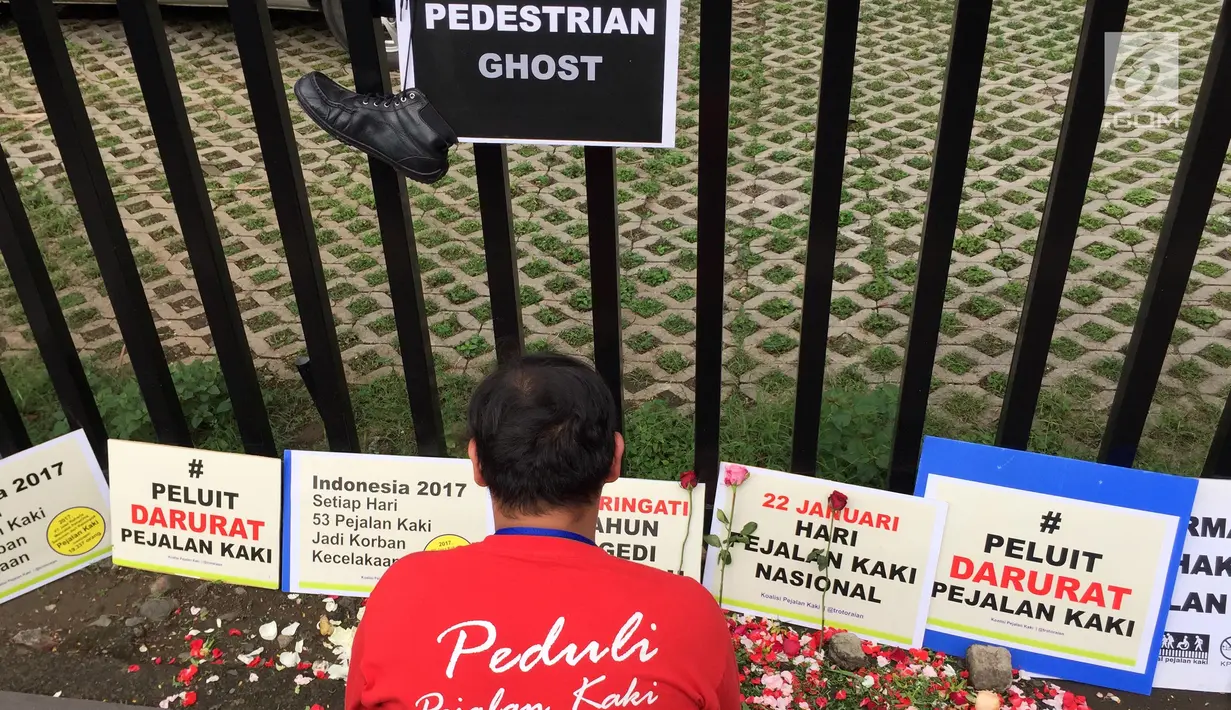Aktivis Koalisi Pejalan Kaki menaburkan bunga di sekitar Halte Tugu Tani, Jakarta, Senin (22/1). Aksi ini diadakan untuk memperingati Hari Pedestrian sekaligus peringatan enam tahun tragedi Tugu Tani. (Liputan6.com/Immanuel Antonius)