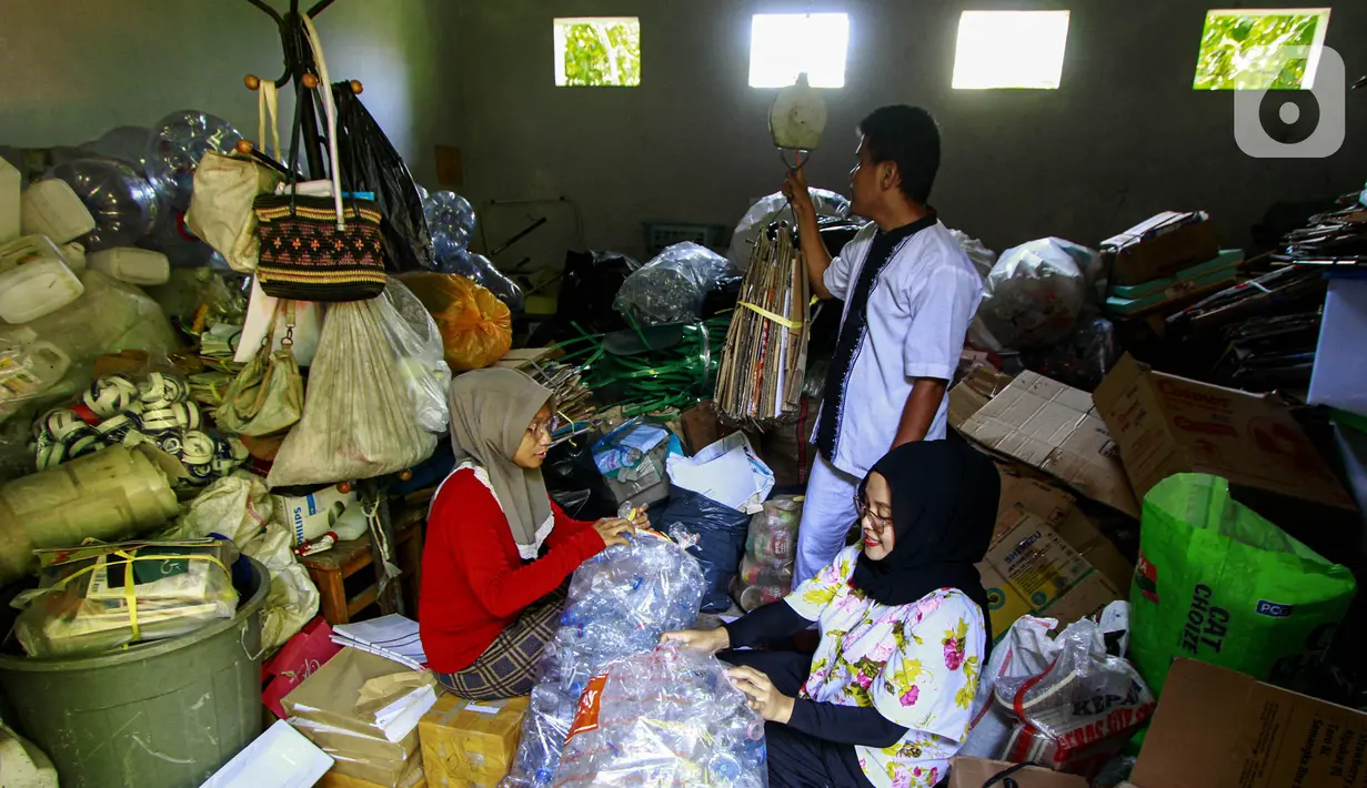 Kehadiran bank sampah tidak hanya mengajak masyarakat untuk mencintai lingkungan, namun juga mengedukasi terkait manfaat dan nilai tambah yang bisa dihasilkan. (Liputan6.com/Angga Yuniar)