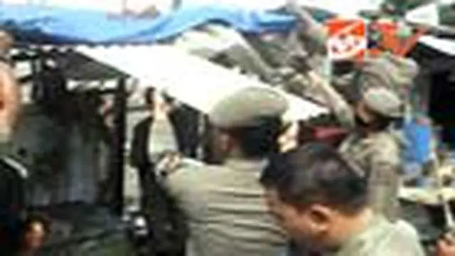 Ratusan Bangunan Liar di Pinggir Rel Dibongkar