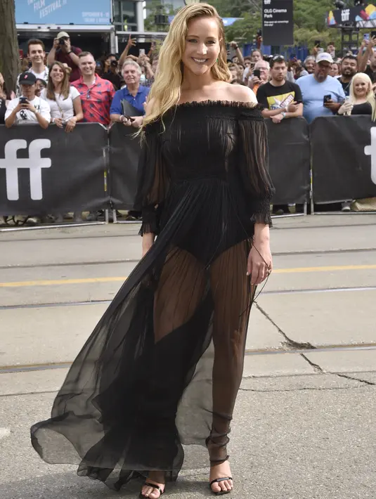 <p>Jennifer Lawrence tersenyum saat menghadiri pemutaran perdana " Causeway " selama Toronto International Film Festival di Toronto Sabtu (10/9/2022). Ia mengenakan sepatu hak tinggi berwarna hitam. (Photo by Evan Agostini/Invision/AP)</p>