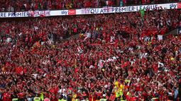 Suporter Nottingham Forest merayakan kemenangan timnya atas Huddersfield Town pada final playoff divisi Championship di Stadion Wembley di London, Senin (30/5/2022). Nottingham Forest menang tipis atas Huddersfield Town 1-0. (AFP/Adrian Dennis)