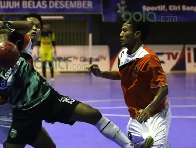 Pemain Vamos Mataram, Niko Wijaya (kiri), berebut bola dengan pemain Bintang Timur Surabaya dalam laga Seri III Grup B Wilayah Timur Pro Futsal League 2016 di GOR 17 Desember, Mataram, NTB, Sabtu (12/3/2016). (Bola.com/Arief Bagus)