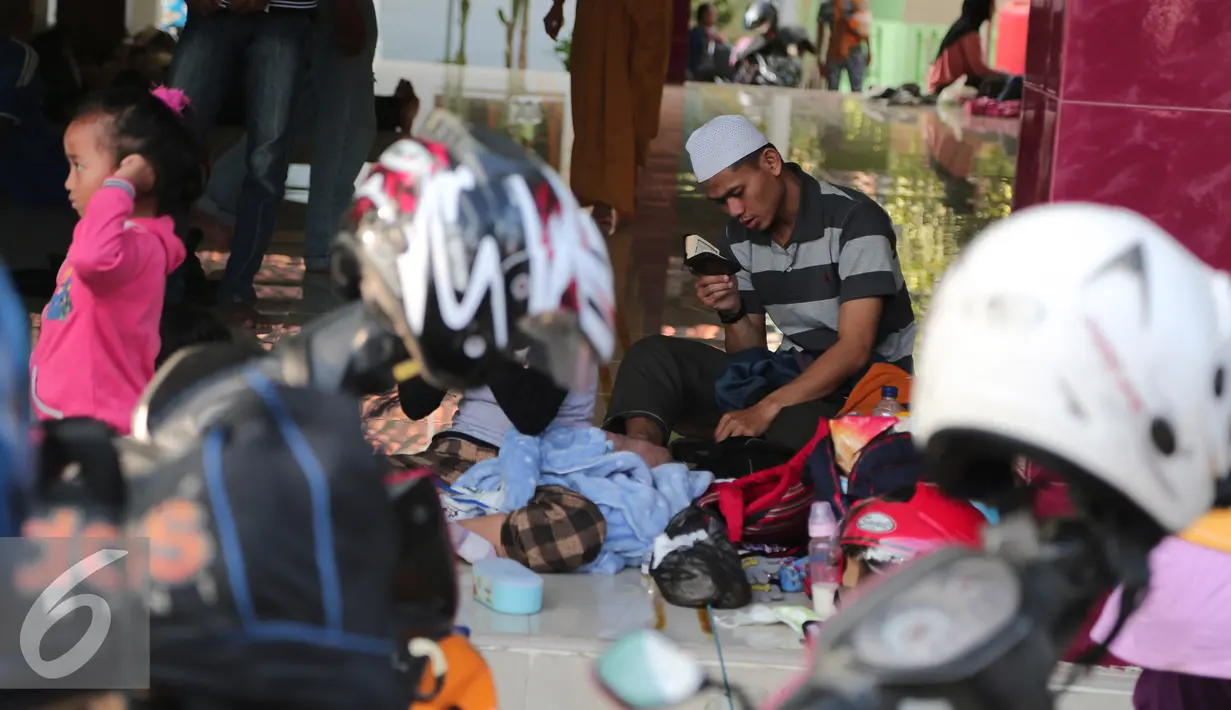 Seorang pemudik terlihat sedang mengaji di sebuah mesjid di kawasan Arjawinangun, Cirebon, Jawa Barat, Rabu (15/7/2015). Banyak pemudik melakukan aktivitas seperti salat, mengaji, tidur dll di mesjid tersebut. (Liputan6.com/Herman Zakharia)