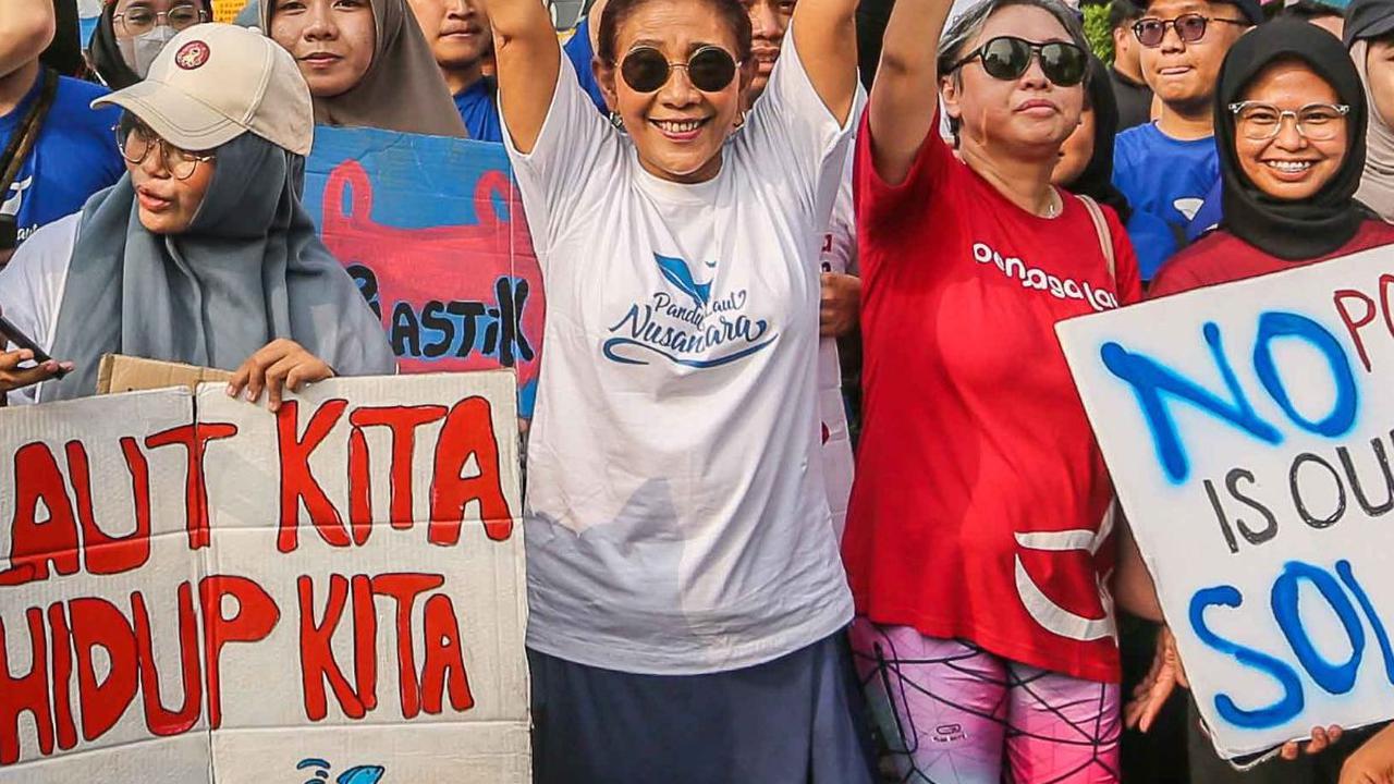 FOTO: Tampil Bak ABG, Susi Pudjiastuti Curi Perhatian Bentangkan Poster Menggegerkan saat Pawai Bebas Plastik di Bundaran HI
