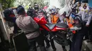 Puluhan personel gabungan dari Suku Dinas Perhubungan Jakarta Selatan, TNI, Polri serta Satpol PP diterjunkan untuk menertibkan para pelanggar yang memarkirkan kendaraannya disembarang tempat. (Liputan6.com/Angga Yuniar)