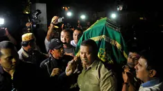 Priya Ramadhani menghembuskan napas terakhir di Rumah Sakit Pondok Indah Jakarta sekitar   pukul 16.50 WIB. Jenazah tiba di rumah duka Jumat (07/03/14) malam usai dimandikan (Liputan6.com/Johan Tallo) 