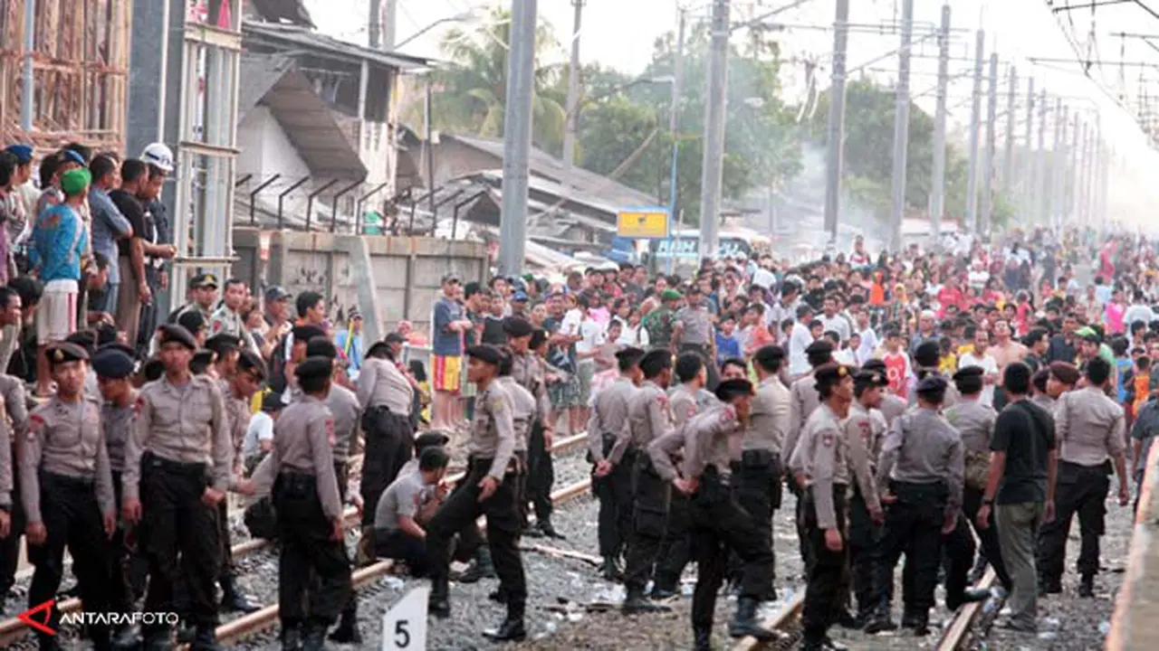 ratusan-aparat130410b.jpg