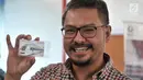 CEO KLY Steve Christian menunjukkan kartu Perfeq Rider di Stasiun BNI City, Jakarta, Rabu (31/10). Pemberian kartu tersebut sebagai apresiasi PT Railink terhadap Steve Christian sebagai pengguna rutin kereta bandara. (Merdeka.com/Iqbal S. Nugroho)