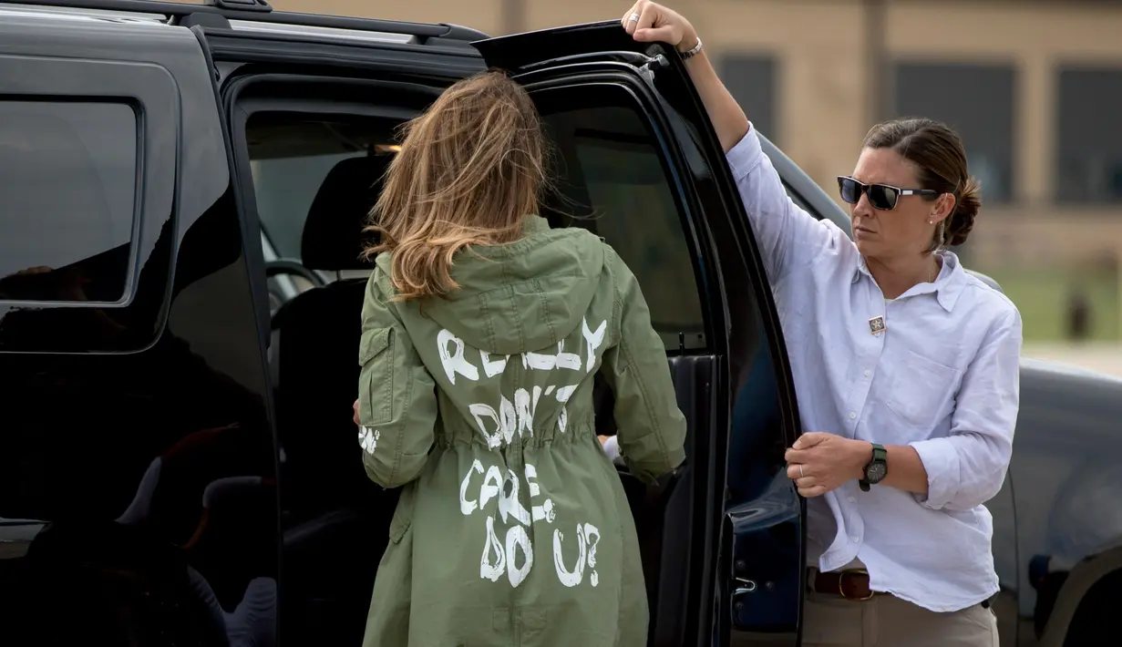 Ibu Negara AS, Melania Trump menaiki kendaraan setibanya di Pangkalan Angkatan Udara Andrews, Maryland, Kamis (21/6). Melania Trump baru saja kembali mengunjungi anak-anak imigran уаng telantar dі pusat penahanan anak, Texas. (AP/Andrew Harnik)