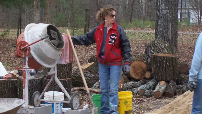 [Bintang] Canggih! Ibu Ini Bikin Rumah Modal Tutorial di Youtube Doang!