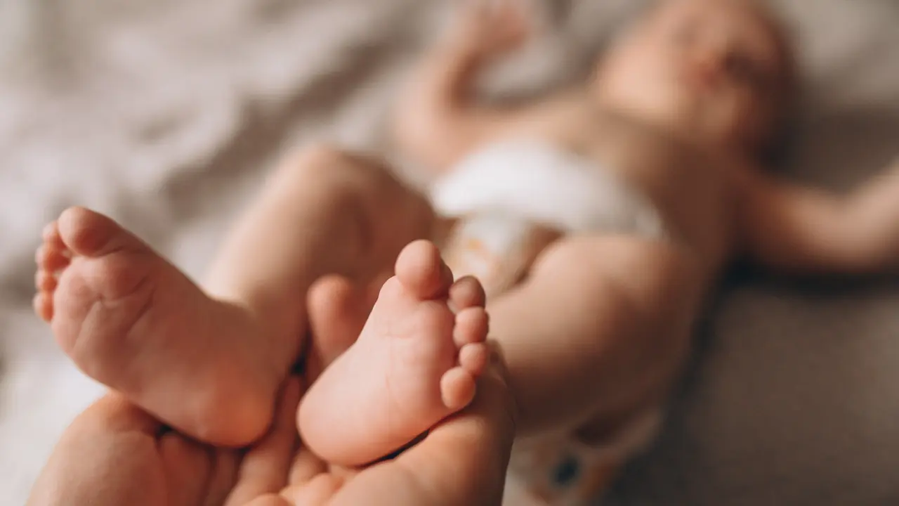 7 Cara Sederhana Atasi Sembelit pada Bayi, Salah Satunya Lakukan Gerakan Kayuh Sepeda