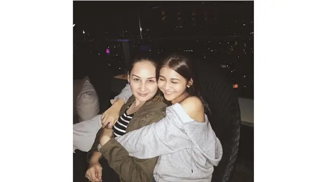 Keduanya pun kerap menghabiskan waktu bersama, Mona memperlakukan Keisha seperti anak kandungnya.