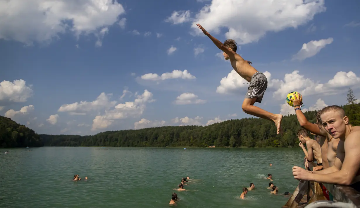 Gelombang panas terus berlanjut di Lituania saat suhu naik hingga mencapai 32 derajat Celcius (89,6 derajat Fahrenheit). (AP Photo/Mindaugas Kulbis)