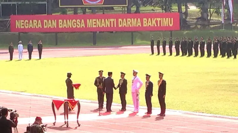 Presiden Jokowi melantik perwira TNI-Polri