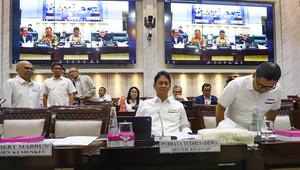 Kepastian tersebut dinyatakan Menteri Keuangan Purbaya Yudhi Sadewa saat rapat dengan Komisi XI Dewan Perwakilan Rakyat (DPR) Republik Indonesia (RI) di Kompleks Parlemen, Senayan, Jakarta, Senin (6/4/2026). Tampak dalam foto, Menteri Keuangan Purbaya Yudhi Sadewa (kedua kanan) sesaat sebelum rapat kerja bersama Komisi XI DPR di Kompleks Parlemen, Senayan, Jakarta, Senin (6/4/2026). (merdeka.com/Arie Basuki)