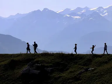 Orang-orang berjalan dari gunung 'Kitzbuheler Horn' (1.996 meter) di pegunungan Alpen dekat Kitzbuhel, Austria (27/10/2019). Kitzbühel ialah sebuah kota di Tirol, Austria. (AP Photo/Matthias Schrader)