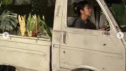 Tak salah bila Soimah disebut sebagai manusia serba bisa. Buktinya, ia juga bisa menyetir mobil pick up yang membawa tanaman. (Foto: Instagram/@showimah)