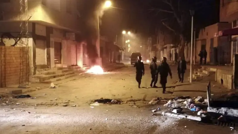 Petugas keamanan terus melakukan patroli menyusul  kerusuhan yang meluas di beberapa kota di Tunisia, memprotes kondisi ekonomi nasional (AP/Mohamed bin Salah)