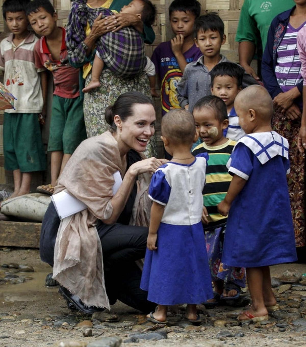 Senyum Angelina Jolie sapa pengungsi etnis Kachin di Myanmar