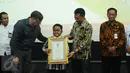 USA President Record Holders Republic, David Adamovich (kedua kiri) memberikan Official World Record Certificate kepada Jefri Setiawan yang berhasil mencatat rekor dunia di Auditorium Kemenpora, Jakarta, Kamis (14/11). (Liputan6.com/Helmi Fithriansyah)