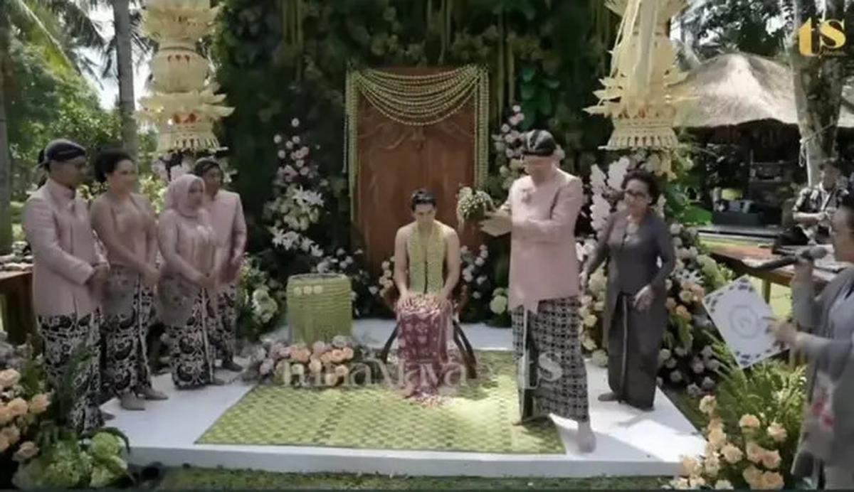 Potret Gagah Maxime Bouttier Calon Suami Luna Maya Kenakan Beskap saat Siraman dan Sungkeman